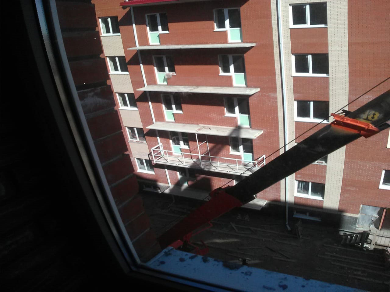 фото металлочерепицы на крыше многоэтажного дома в Батайске