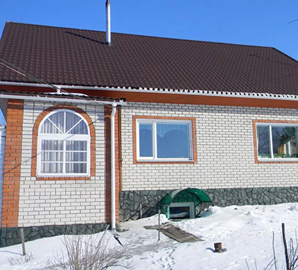 фото дома с крышей из металлочерепицы Викинг 0.45 мм