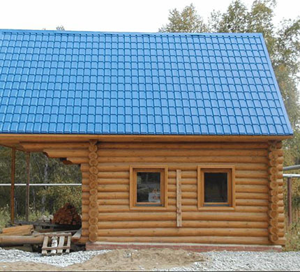 Бревенчатый дом с крышей из металлочерепицы каскад синего цвета