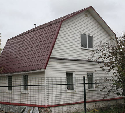 фото небольшого дачного дома с крышей из металлочерепицы каскад красного цвета