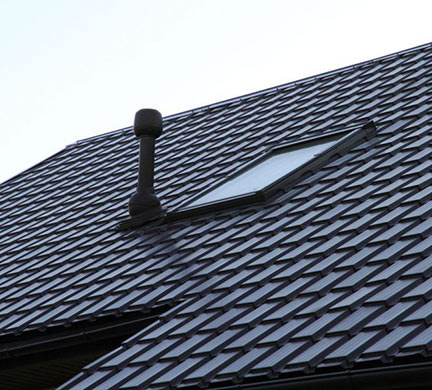 скат крыши дома с металлочерепицей каскад темного цвета