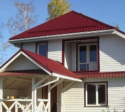 фото дома со сложной крышей из металлочерепица Норман цвета красно-коричневый