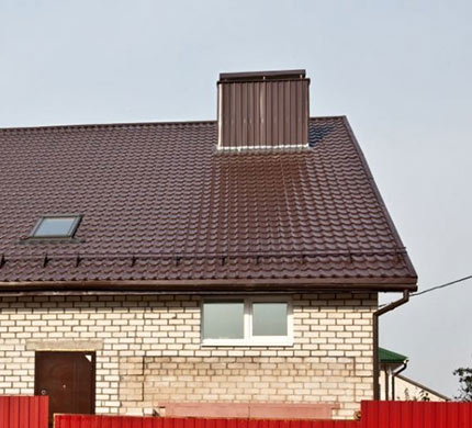 фотография небольшого дома с крышей, накрытой металлочерепицей норман цвет вишня