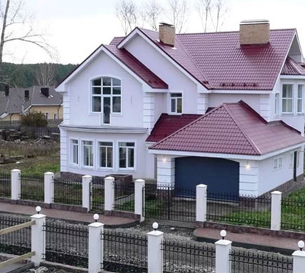 Дом с красной крышей из металлочерепицы Prizma
