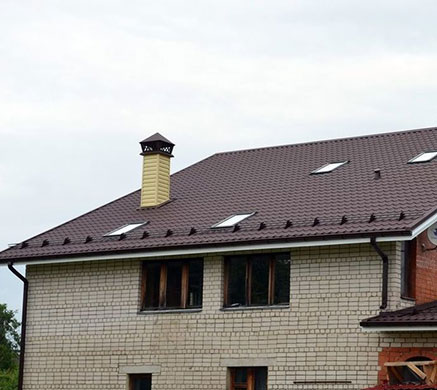 Фото металлочерепицы Призма на крыше большого дома в стадии строительства
