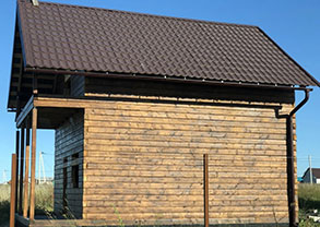 Фотография металлочерепицы purman на крыше небольшого дома из бруса