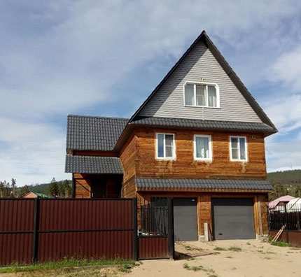 Фото дома из бруса с металлочерепицей Викинг цвета мокрый асфальт