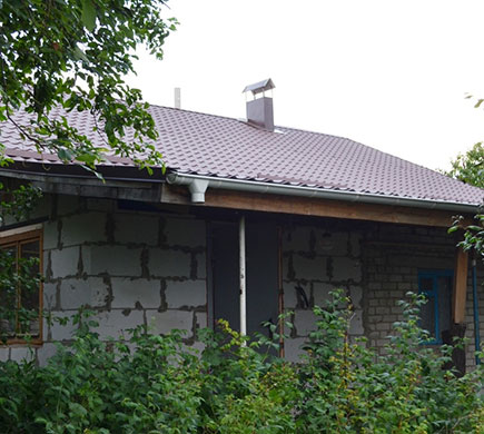 фотография металлочерепицы викинг на крыше пристройки к дому