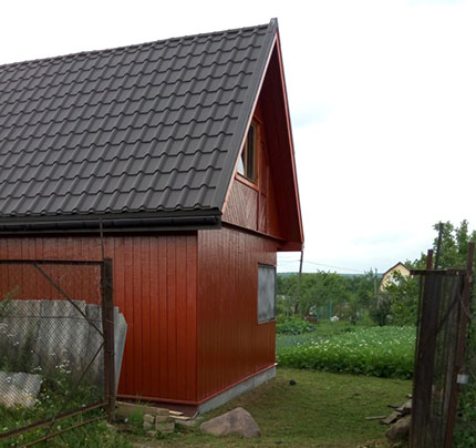 Фото матовой металлочерепицы Камея на крыше маленького дачного домика