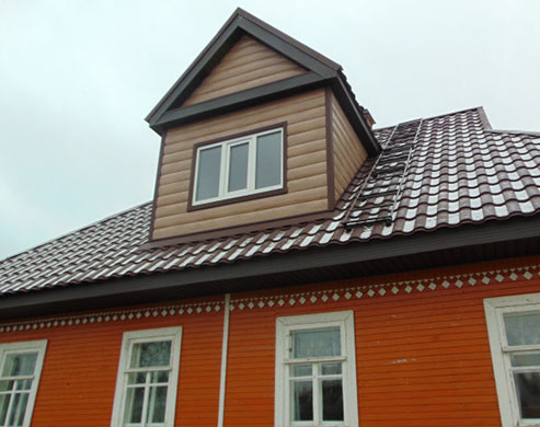 металлочерепица Кредо на крыше деревянного дома
