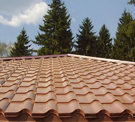 Фото крыши дома из металлочерепицы Агнета со сложной геометрией