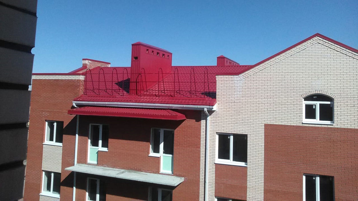 фото ограждения на крыше пятиэтажного дома в Батайске
